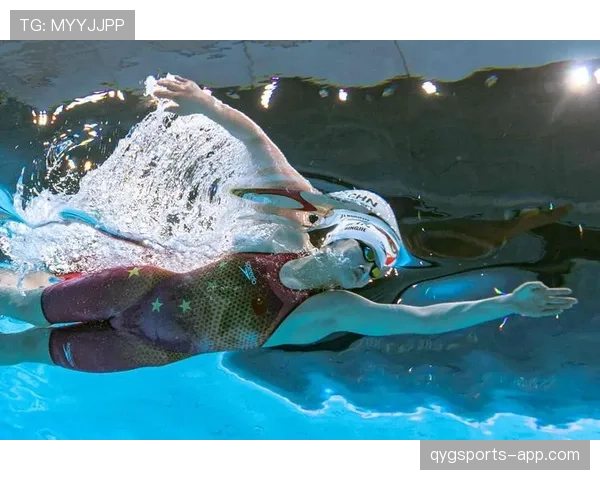 李冰洁赛后直接躺地上开手机，朋友圈全是咖啡馆自拍…这运动员生活我服