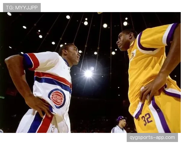 伊塞亚·托马斯无球跑动制造错位，主导活塞关键回合进攻