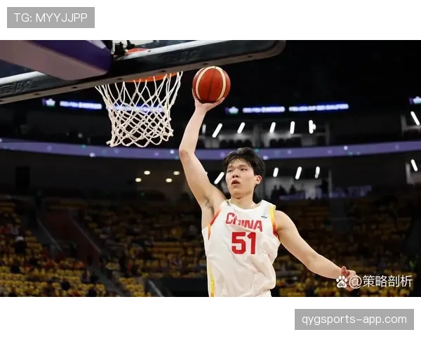 杨瀚森挡拆后无球切入如库里回撤，拉开空间三分更稳